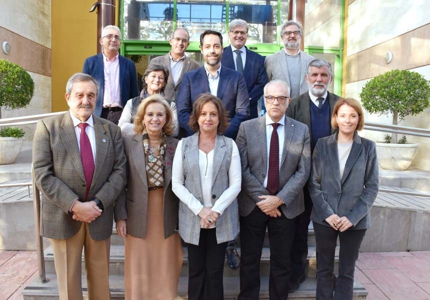 La consejera (en primera fila en el centro) y el presidente del Consejo Andaluz (a su izquierda)