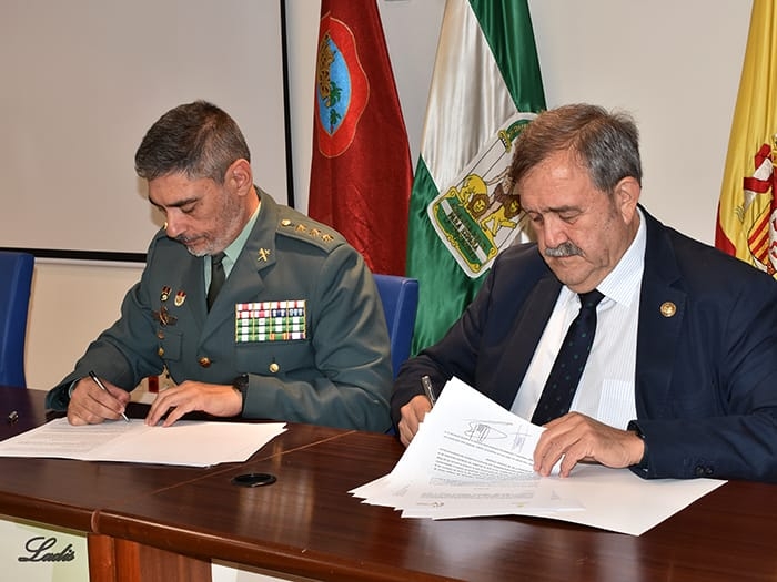 El coronel y el presidente colegial firman el protocolo