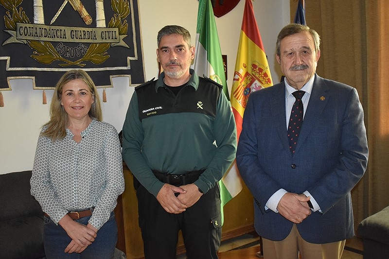  La vicepresidenta del Colegio, el coronel y el presidente. Foto Ladis