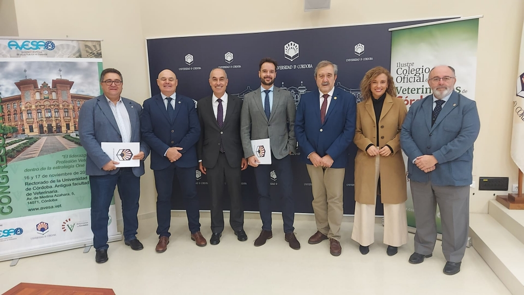 En el centro de la imagen, el presidente de AVESA, el decano y el presidente del Colegio de Veterinarios de Córdoba