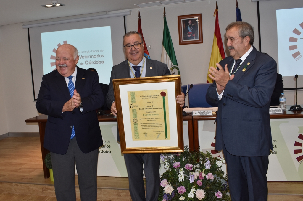 Antonio Arenas recibió el título de presidente de honor del Colegio de Veterinarios de Córdoba