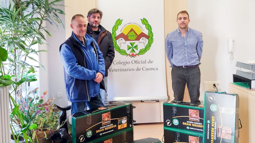 El Colegio de Veterinarios de Cuenca colabora con el Banco de Alimentos mediante la donaci&oacute;n de jamones