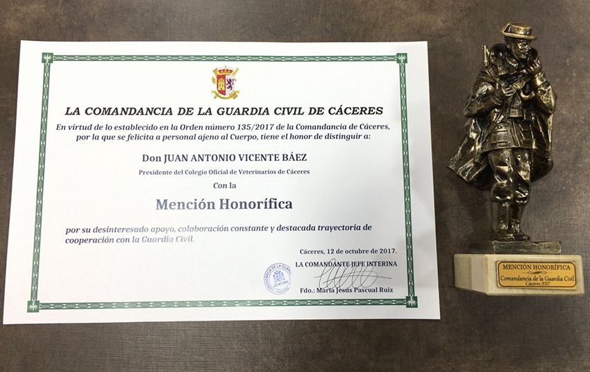 El Colegio de Veterinarios de Cáceres recibe el reconocimiento de la Guardia Civil