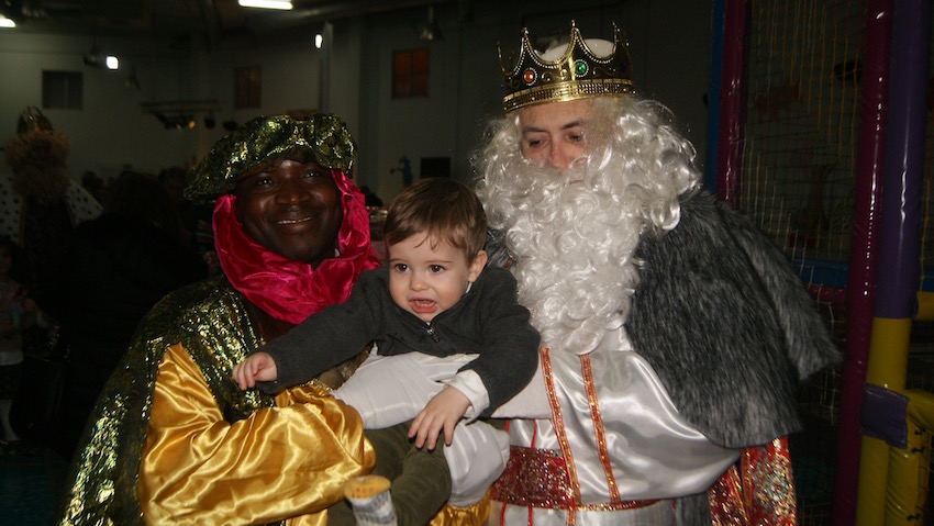 Un centenar de niños murcianos recibieron la visita de los Reyes Magos