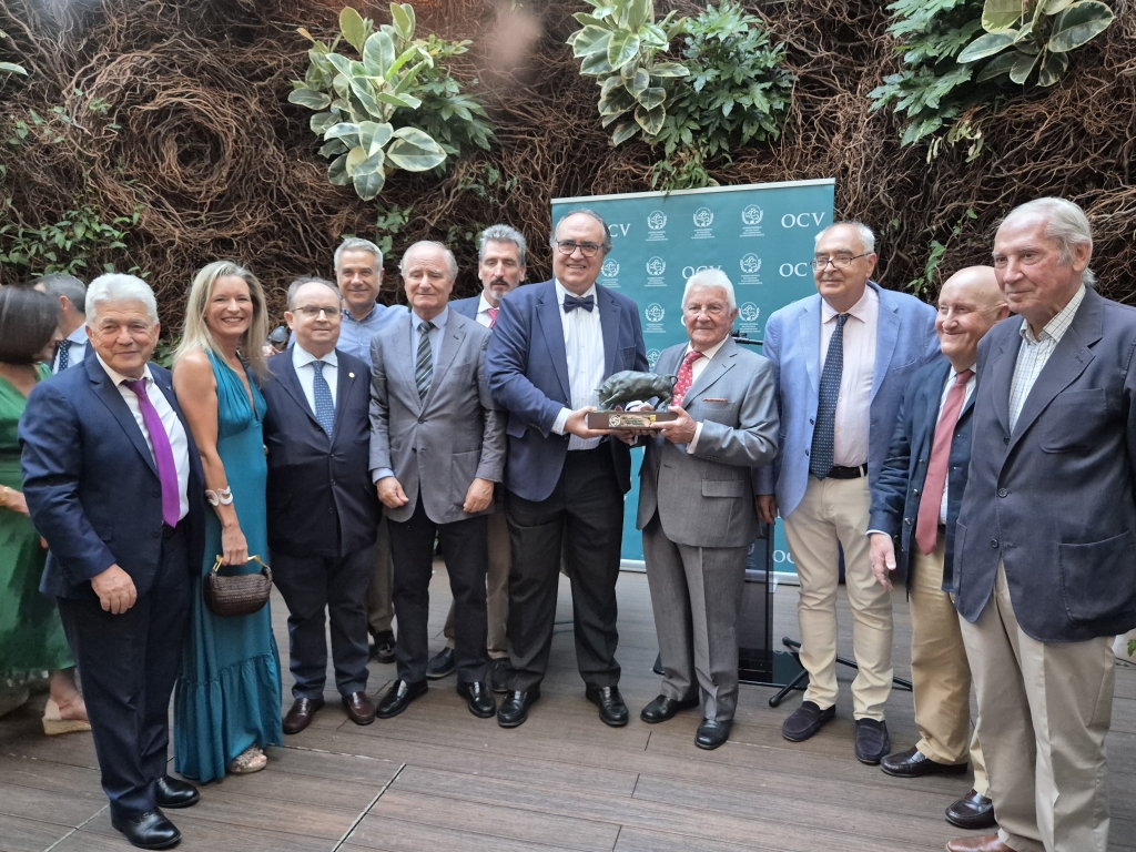 José Escolar recibió el XXXVII Trofeo Taurino del Consejo General de Colegios de la Profesión Veterinaria de España