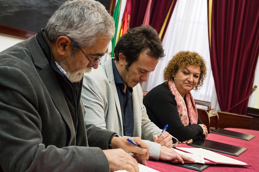 El Ayuntamiento y el Colegio gaditano firman un convenio para la realización y mantenimiento del Registro Municipal de animales de compañía