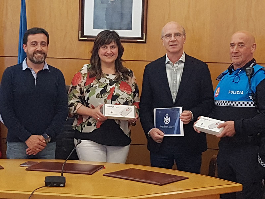 Entrega de lectores de microchip al Ayuntamiento de Carreño