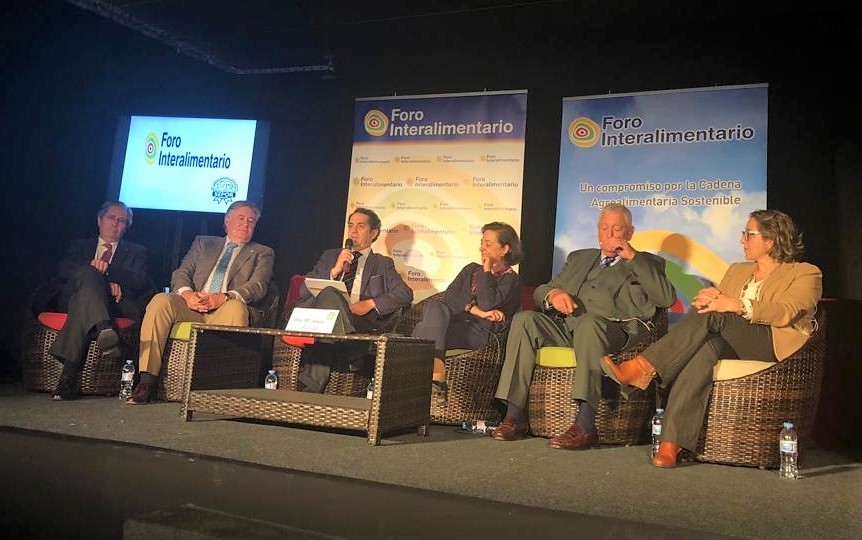 Luis Alberto García Alía, vicepresidente del Consejo General, participó en una mesa redonda sobre seguridad alimentaria en la Jornada del Foro Agroalimentario