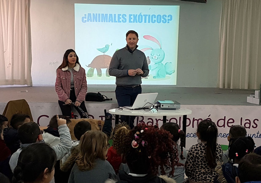 Los alumnos del colegio sevillano Fray Bartolomé de las Casas asisten a las charlas sobre “Tenencia Responsable de Animales”