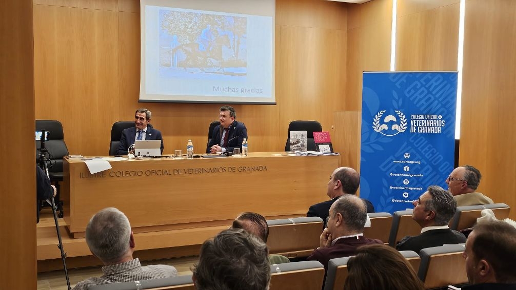 El coronel Juan Manuel López repasó el papel del Ejército en la cría caballar en una conferencia celebrada en el Colegio de Granada