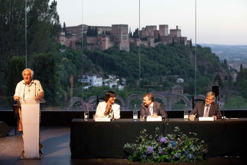 El ganadero Daniel Ruiz recogió el premio del Colegio de Granada a “Rebujino” como mejor toro de la pasada Feria del Corpus