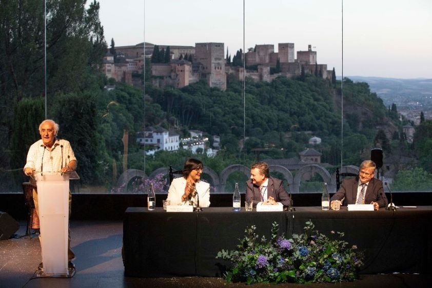 Daniel Ruiz, en el atril, y María José Martín, José Miguel Mayor y Francisco Javier Chavernas.