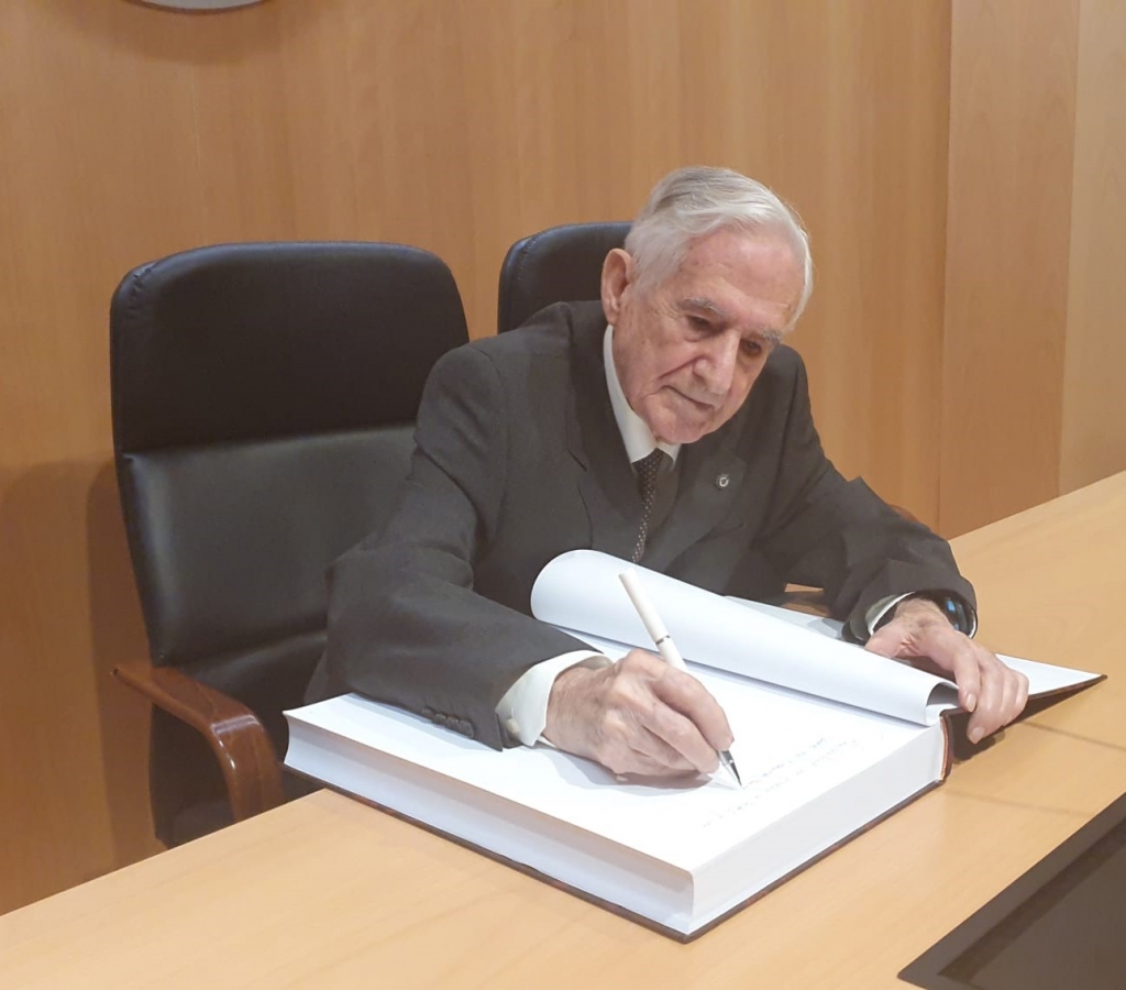 El Colegio de Granada reconoce al veterinario nonagenario Eduardo Baró Shakery por su dilatada vida profesional