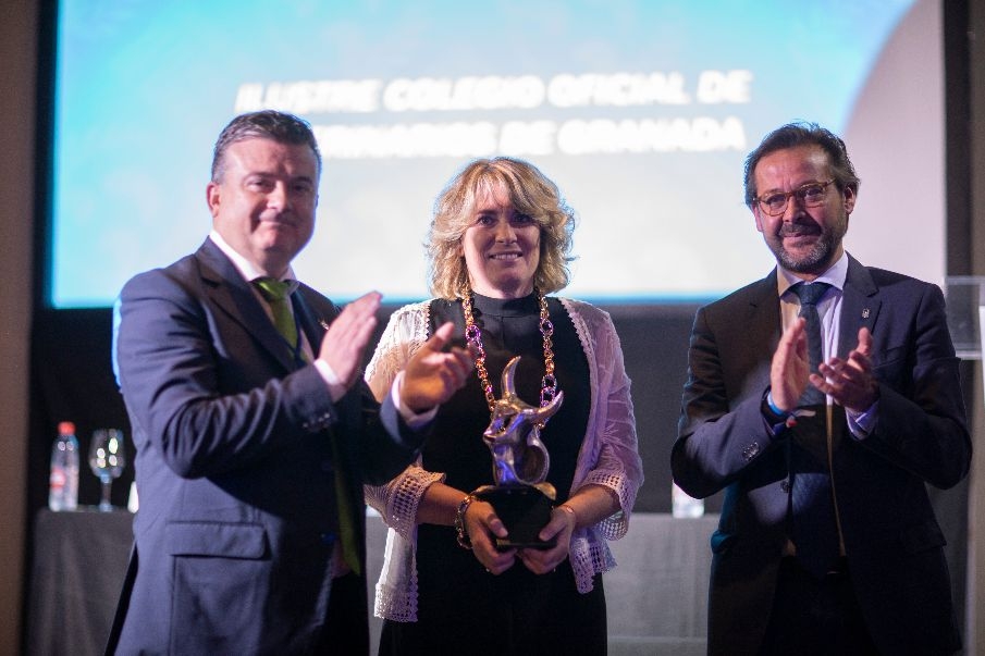 El Colegio de Granada entregó su XX Trofeo Taurino a la ganadera Concha Hernández por el ejemplar “Moscatel”