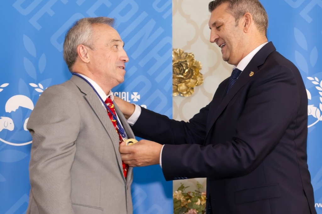 José Gerardo López Castillo recibe la medalla de oro del Colegio de Granada por sus 40 años de trayectoria al servicio de la salud pública