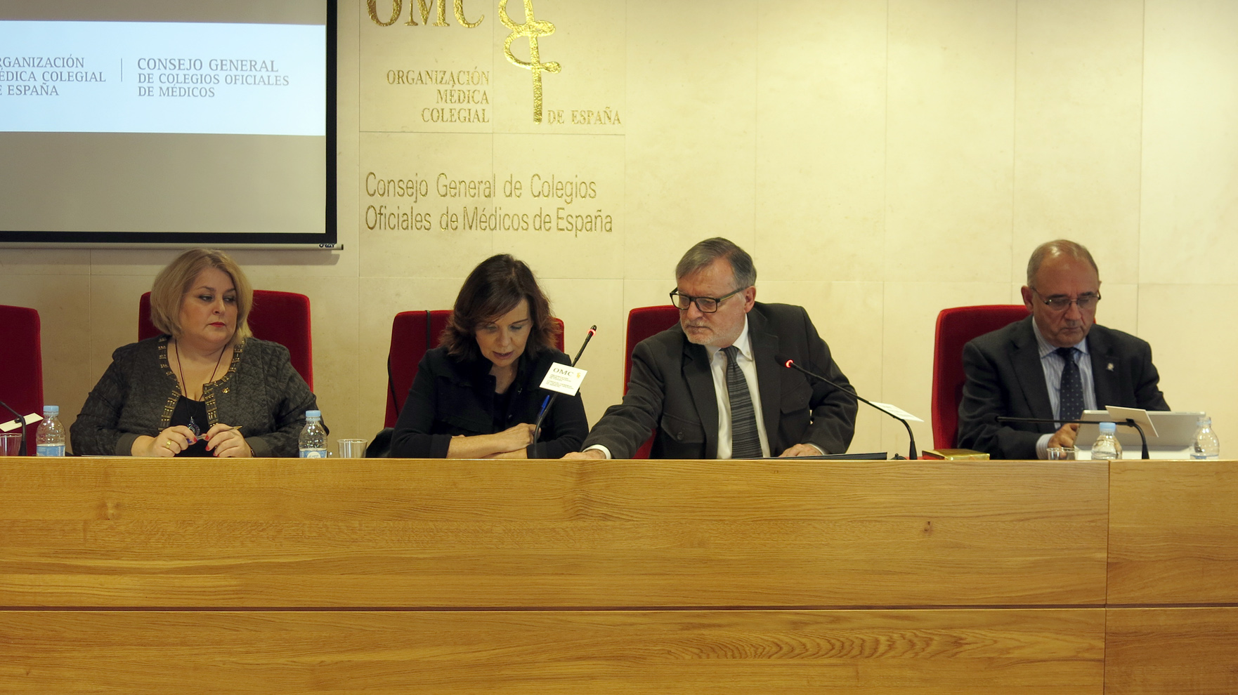 Presentada la guía específica para que consejos y colegios profesionales cumplan con la transparencia