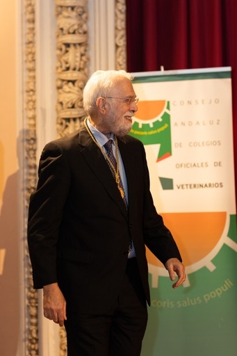 Ignacio Oroquieta recibió la medalla de oro del Consejo Andaluz rodeado de compañeros y amigos