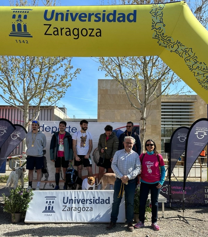 Fernando Carrera; la decana, Cristina Acin, y deportistas premiados