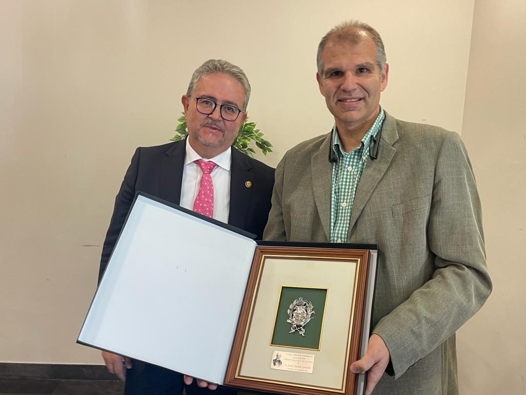 Fernando Carrera entrega el premio a Javier Abadías