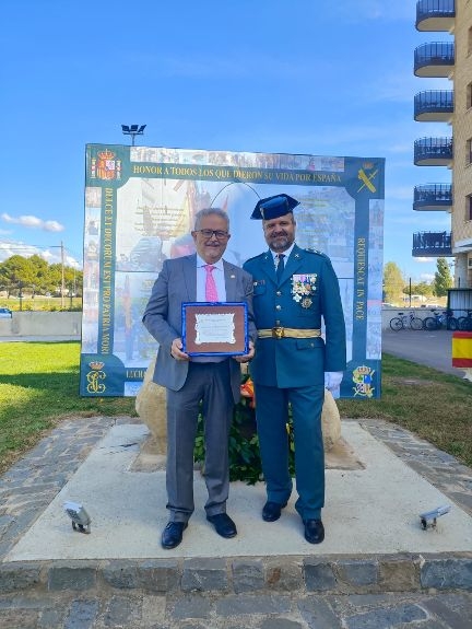 La Guardia Civil reconoce a los veterinarios de Huesca en los actos del día de su patrona, la Virgen del Pilar