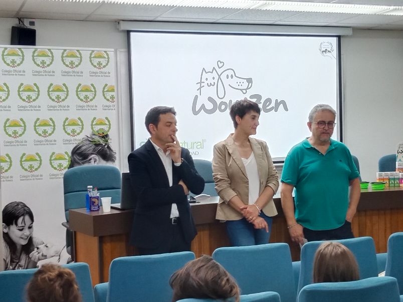 Rosa Tejada explicó a veterinarios de Huesca las ventajas de la fitoterapia para reforzar la salud de perros y gatos 