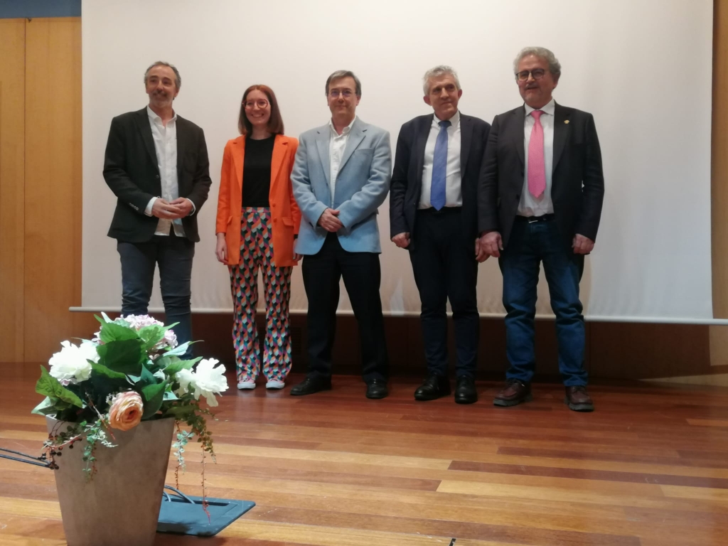 Gemma Ticó y Juan Pascual (segunda y tercero por la izquierda), al inicio de la jornada