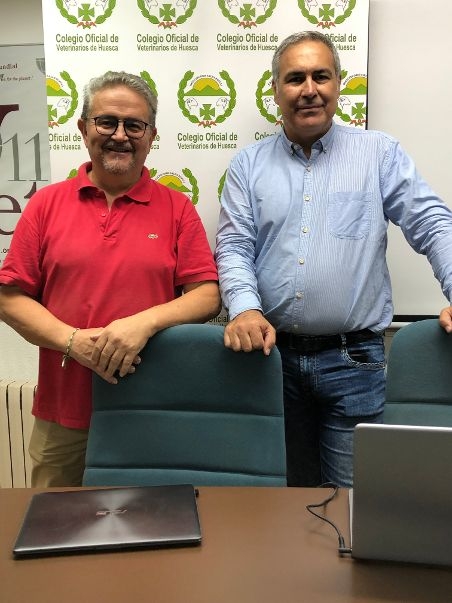 El presidente del Colegio de Huesca junto al conferenciante