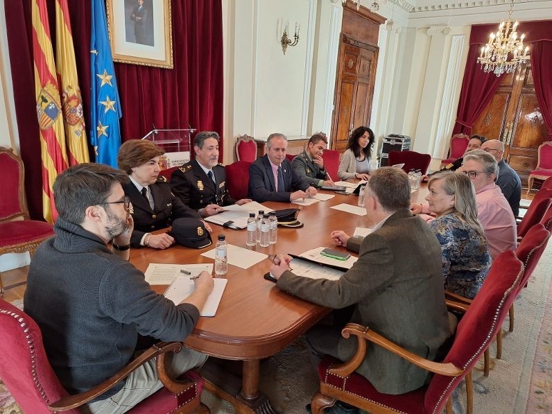 Reunión del subdelegado del Gobierno en Huesca con los colegios sanitarios para abordar las agresiones a los profesionales