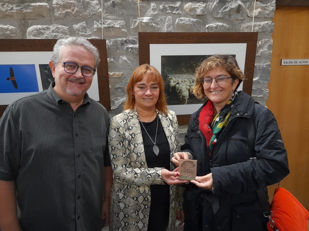 Fernando Carrera; la alcaldesa de Biescas, Nuria Pargada, y Delia Lacasta