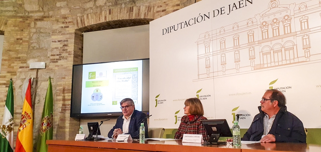 Francisco Javier Chavernas, a la izquierda de la imagen, durante su intervención