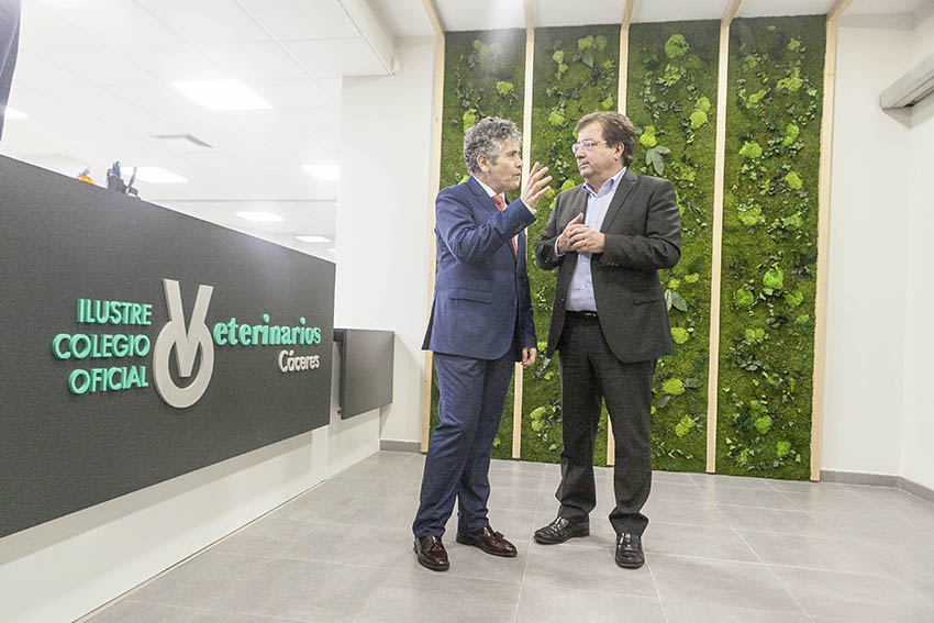 El presidente de la Junta de Extremadura inaugura la nueva sede del Colegio cacereño, la más grande de España