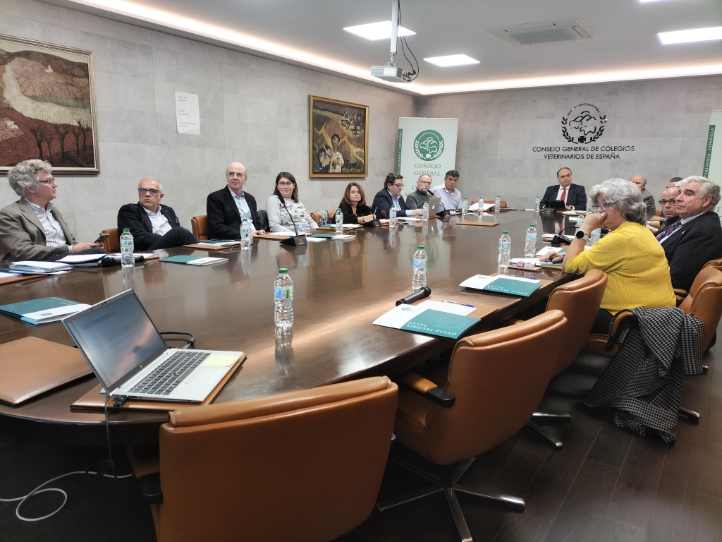 La sala de juntas acogió la reunión de ayer