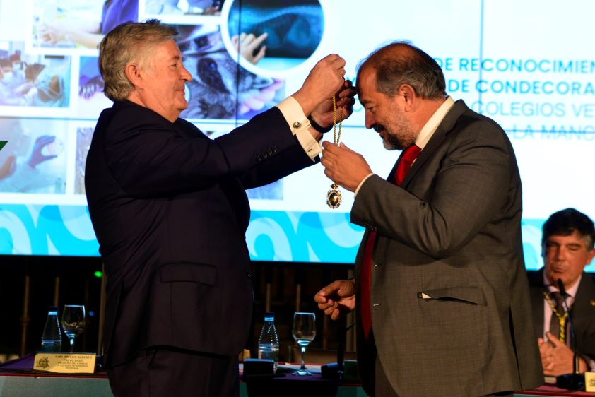 Ana Pastor y Julián Garde reciben la Medalla de Oro del Consejo de Colegios Veterinarios de Castilla-La Mancha