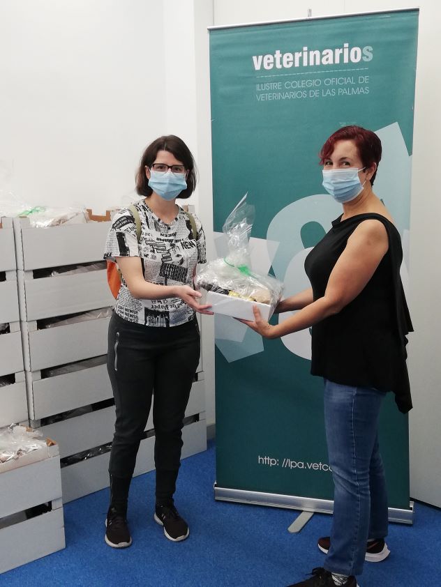 Los veterinarios de Las Palmas reciben una cesta de Navidad con productos locales como obsequio del Colegio