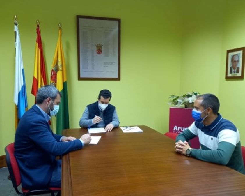 El Colegio de Las Palmas y el Ayuntamiento de Arucas firman un convenio  para identificar a los animales a través de Zoocan
