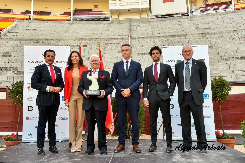 Los veterinarios de Las Ventas premian al ganadero José Escolar por lidiar la corrida de toros más completa en Madrid en la temporada 2022