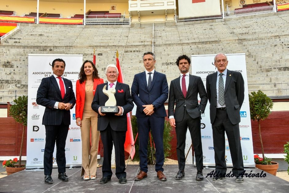 El ganadero posa con el trofeo concedido