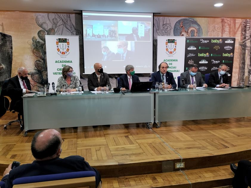  El presidente de la OCV subraya la estrecha relación entre ciencia y creatividad en el encuentro de academias veterinarias de León