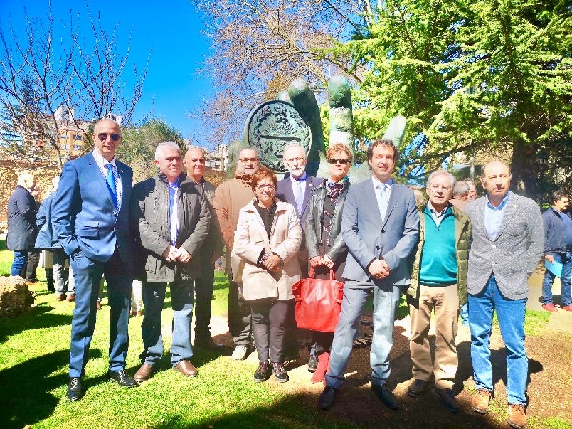 La ciudad de León ya luce el monumento de homenaje a la profesión veterinaria