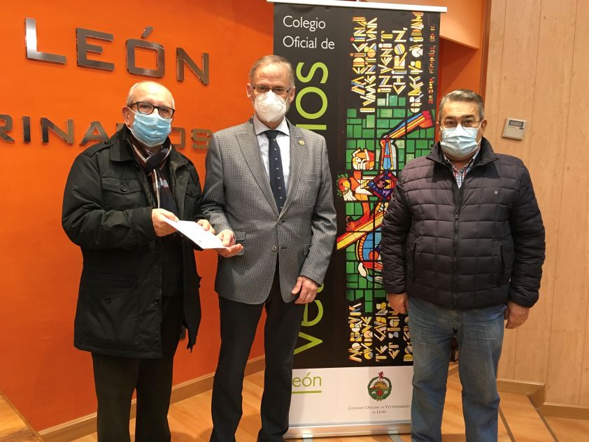 Los veterinarios de León entregan una donación a la Asociación de Caridad para su comedor social