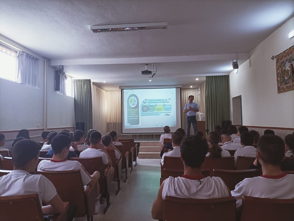 Alumnos de ESO de León conocen el concepto Una Sola Salud gracias a la colaboración de los veterinarios