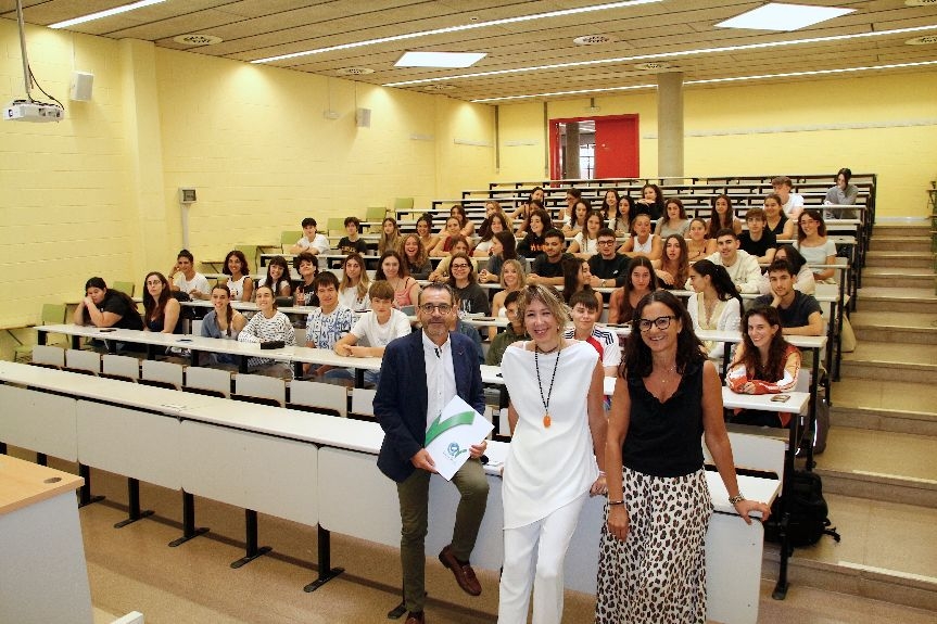 Miquel Molins explica a los futuros veterinarios la función de los colegios y la realidad laboral de la profesión