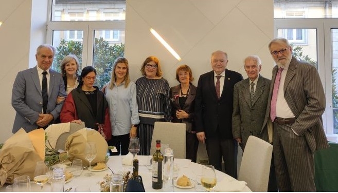 Xan Pérez recibe en Lugo el homenaje de medio centenar de personas “por su incondicional apoyo a la profesión veterinaria”