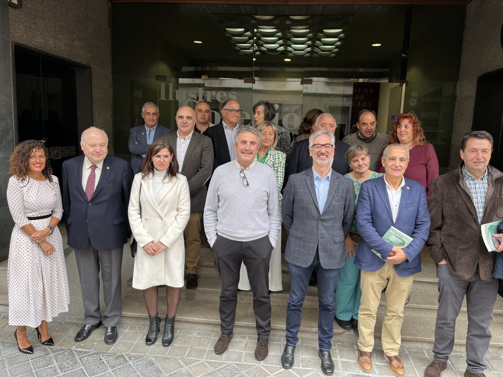 José Luis Benedito (segundo por la izquierda), junto a asistentes y algunos de los homenajeados