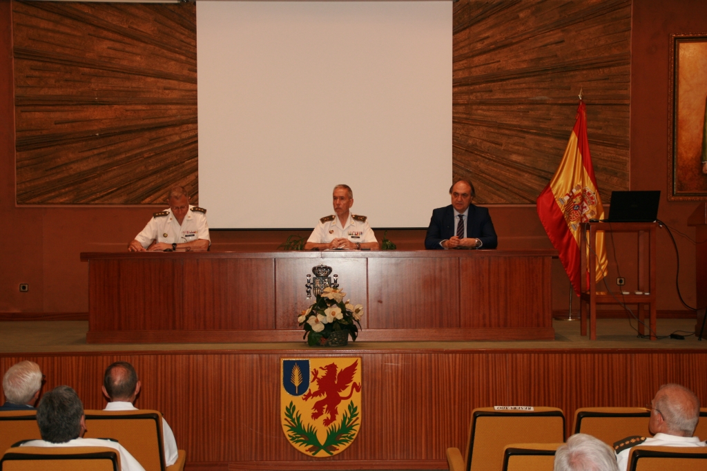 El coronel López Tomás presentó al conferenciante en presencia del general de brigada Pérez Romero