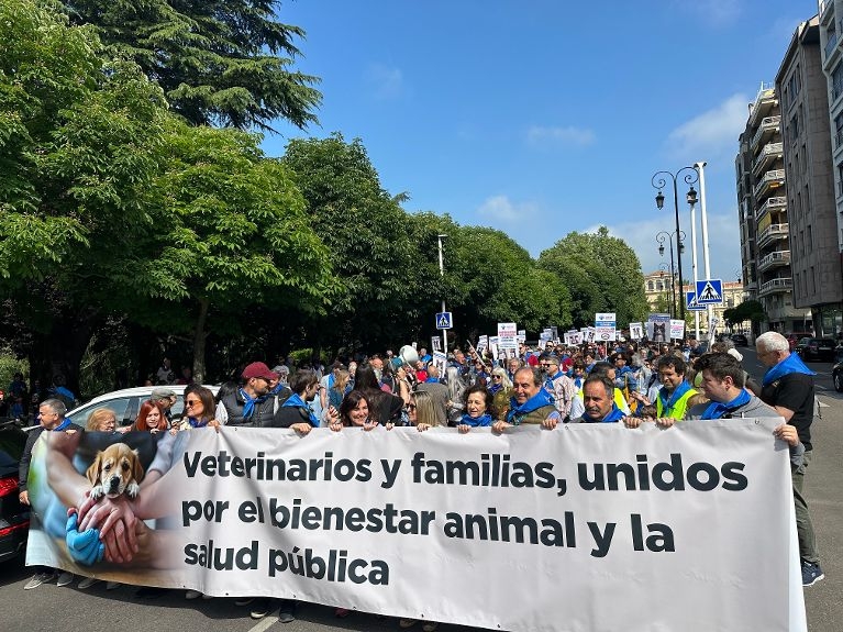 Los tutores de animales de compañía salen a las calles para apoyar las reivindicaciones de la profesión veterinaria