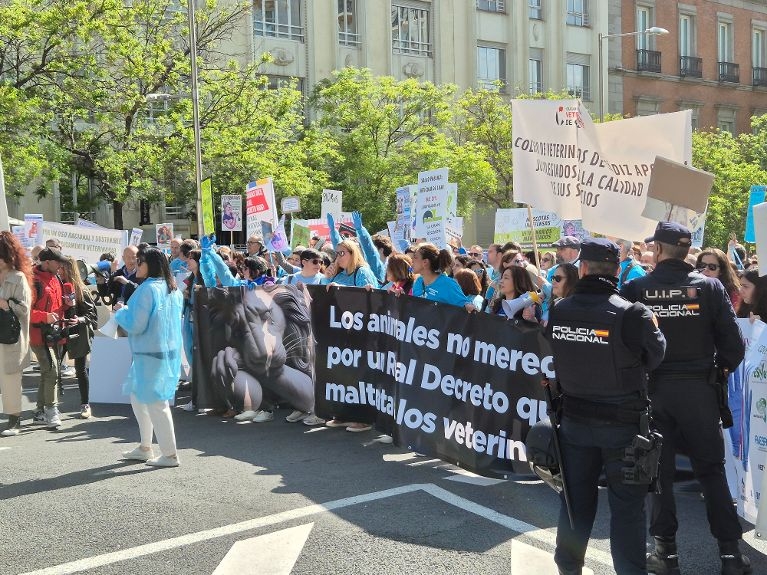 Veterinarios de toda España se concentran ante el Congreso de los Diputados para exigir la derogación del RD 666/2023