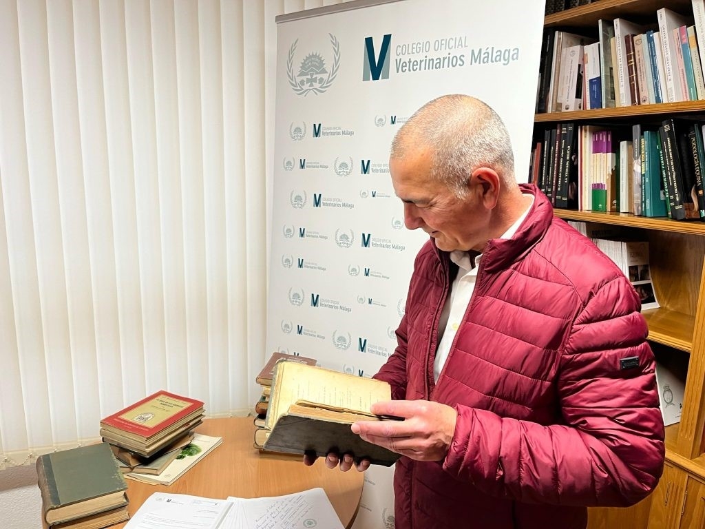 Los fondos de la biblioteca del Colegio de Málaga siguen creciendo gracias a donaciones de veterinarios