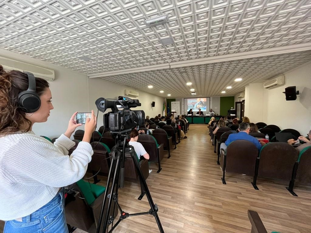 Más de medio centenar de asistentes en la conferencia sobre el duelo por la muerte de un animal organizada en el Colegio de Málaga