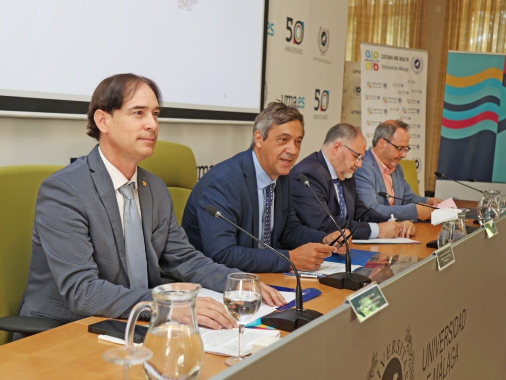 Juan Antonio de Luque junto a los componentes de la mesa, en la presentación